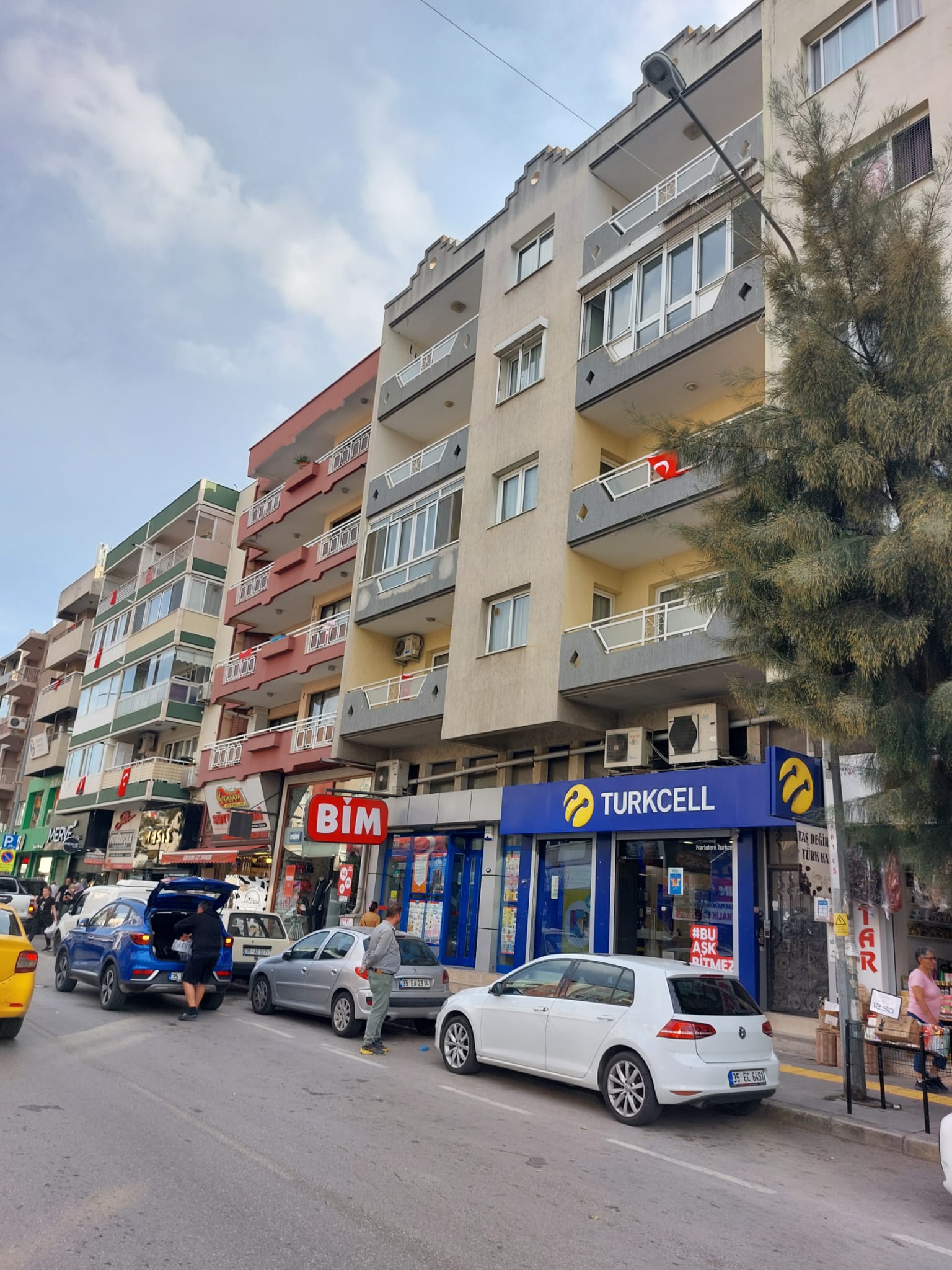 NARLIDERE MERKEZ'DE ANA CADDE'YE CEPHELİ SATILIK OFİS/BÜRO