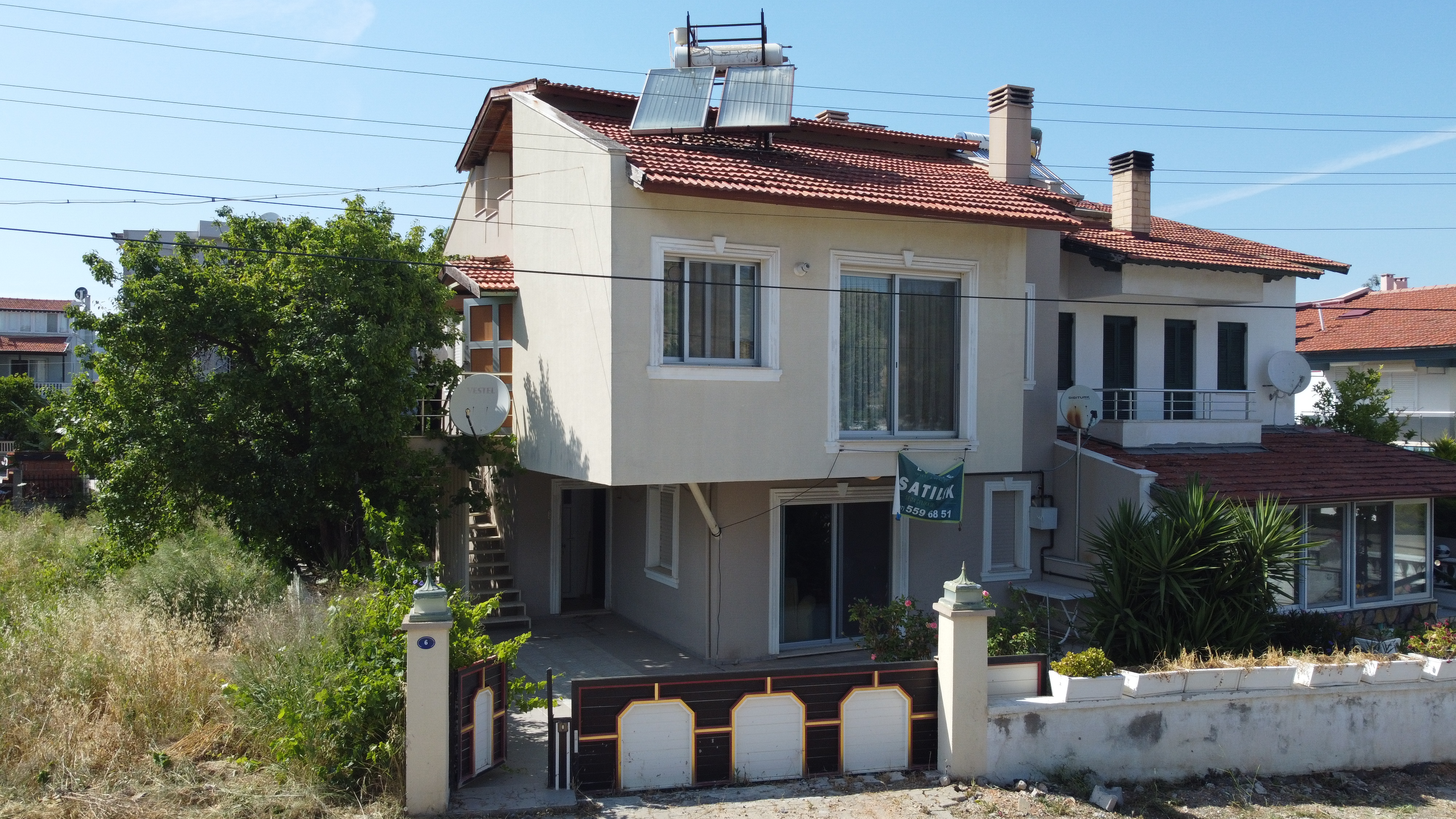 LOCATEDEN URLA/ÇEŞMEALTINDA İKİ DAİRE OLARAK TASARLANMIŞ VİLLA