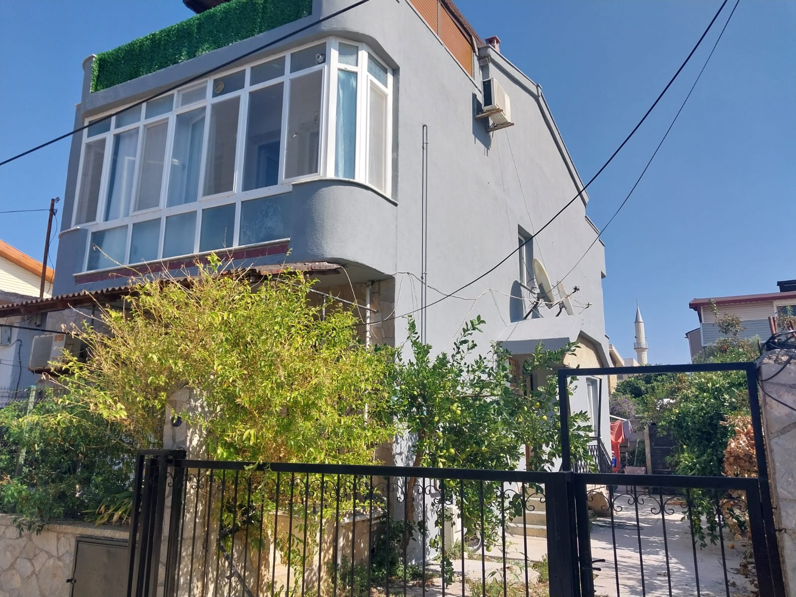 LOCATEDEN; GÜZELBAHÇE/SİTELER'DE 230M2 ARSA İÇİNDE Y.GİRİŞ DAİRE